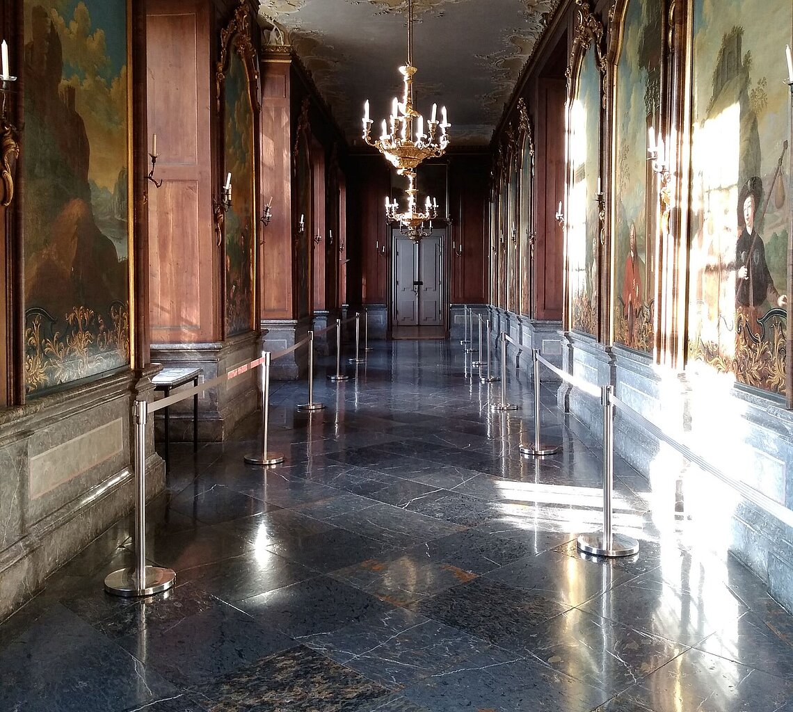 Die Marmorgalerie Die Marmorgalerie – der Hauptzugang zum Festsaal